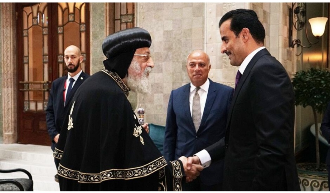 بابا الأقباط في مصر يوجه رسالة لأمير قطر خلال لقائه صدفة (صورة)