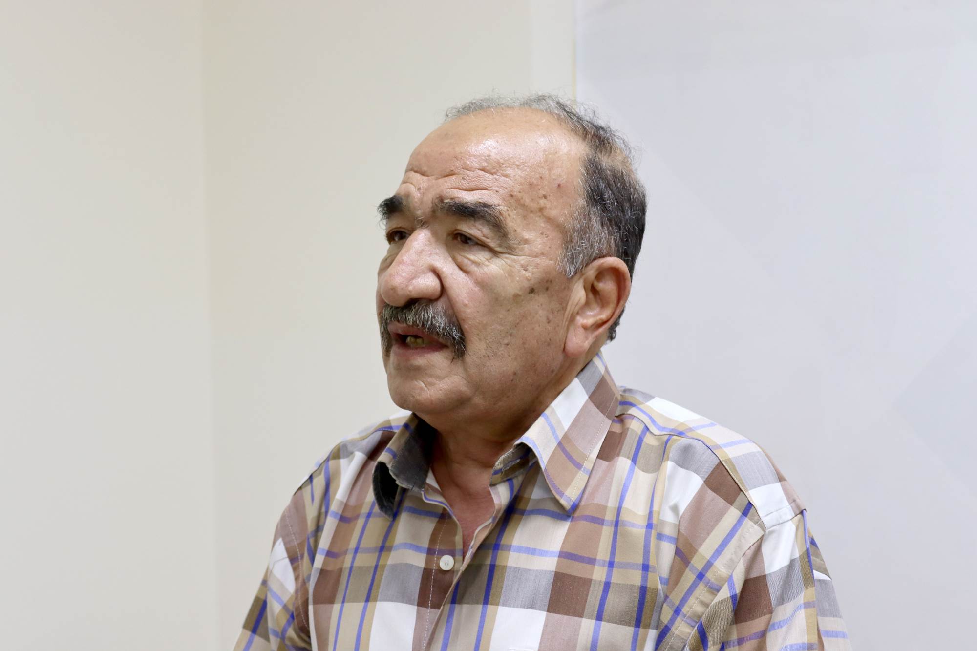 كمال أبو عيطه ينشر توضيح حول موقفه من حبس هشام قاسم