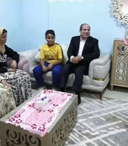 تلبية لندائها.. السيسي يزور سيدة في سدس الأمراء وزوجها يهديه "سبحة"
