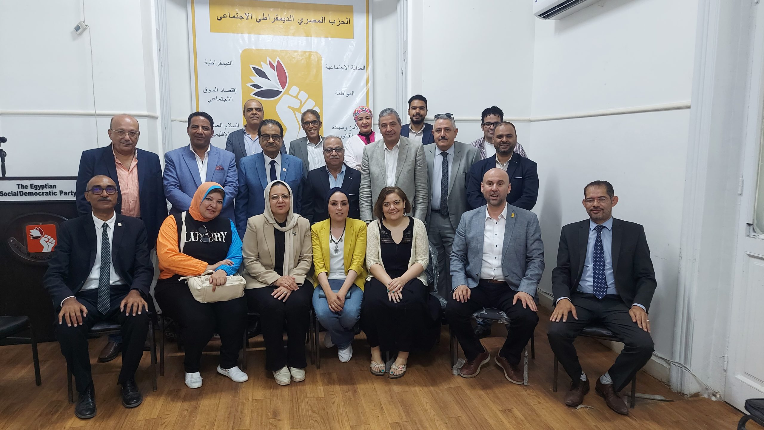 خلال المؤتمر الصحفي للحزب المصري الديمقراطي لإعلان موقفه من الانتخابات الرئاسية.. فريد زهران: لدينا تخوفات من الترشح بسبب الأجواء السياسية.. وقيادات الحزب: نريد انتخابات لتغيير الوضع السياسي وليست مجرد ديكور.. ويؤكدون : الحزب قادر على التنافس حال حصوله على ضمانات