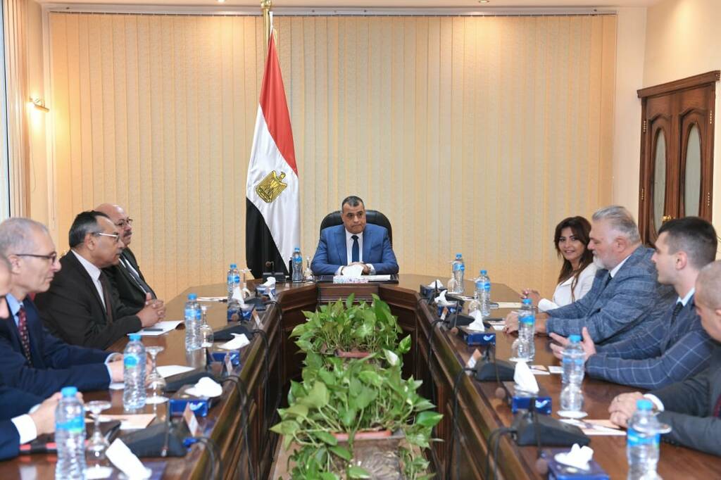 مصر تبحث تعزيز التعاون مع شركات صناعات عسكرية يونانية