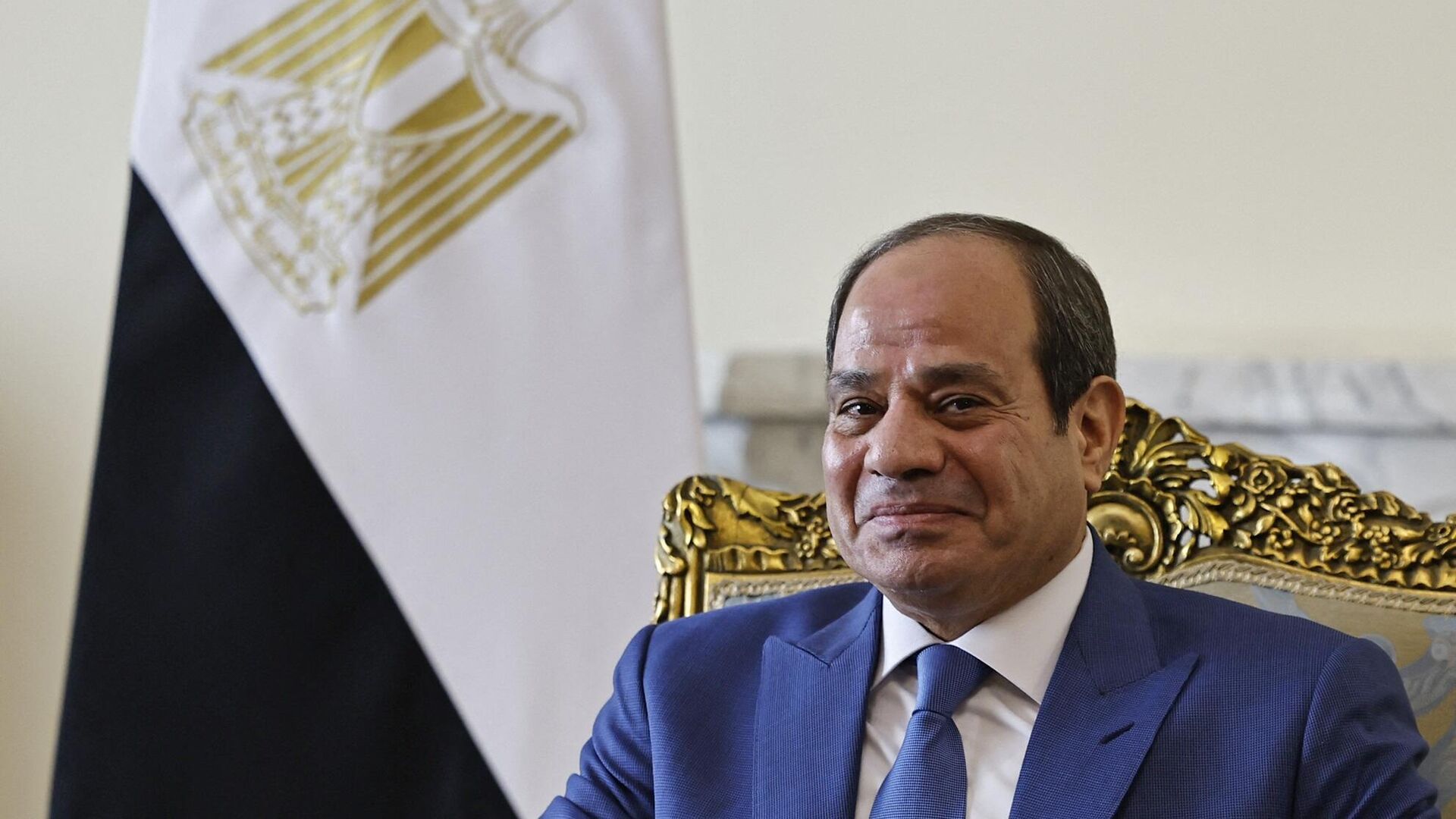 الرئيس السيسى يوجه بمضاعفة دعم الأيتام وصرف معاش شهرى لأسر ضحايا ليبيا وتخصيص جوائز للجمعيات والمتطوعين.. يؤكد: العاصمة الإدارية فكرة لتغيير نمط العمل بالأجهزة.. وللمصريين: التغيير ليس بالهدم بل بالعمل والصبر