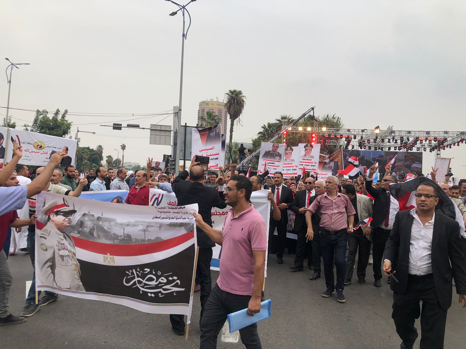 معلمو الجيزة يحتشدون بميدان الجلاء لمناشدة السيسى بالترشح للانتخابات الرئاسية