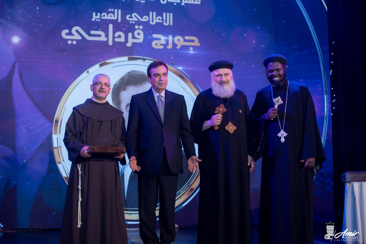 جورج قرداحى يوجهه رسالة لغزة من مهرجان سيمفونى للفنون ويهدى درع التكريم للشهداء الأبرار