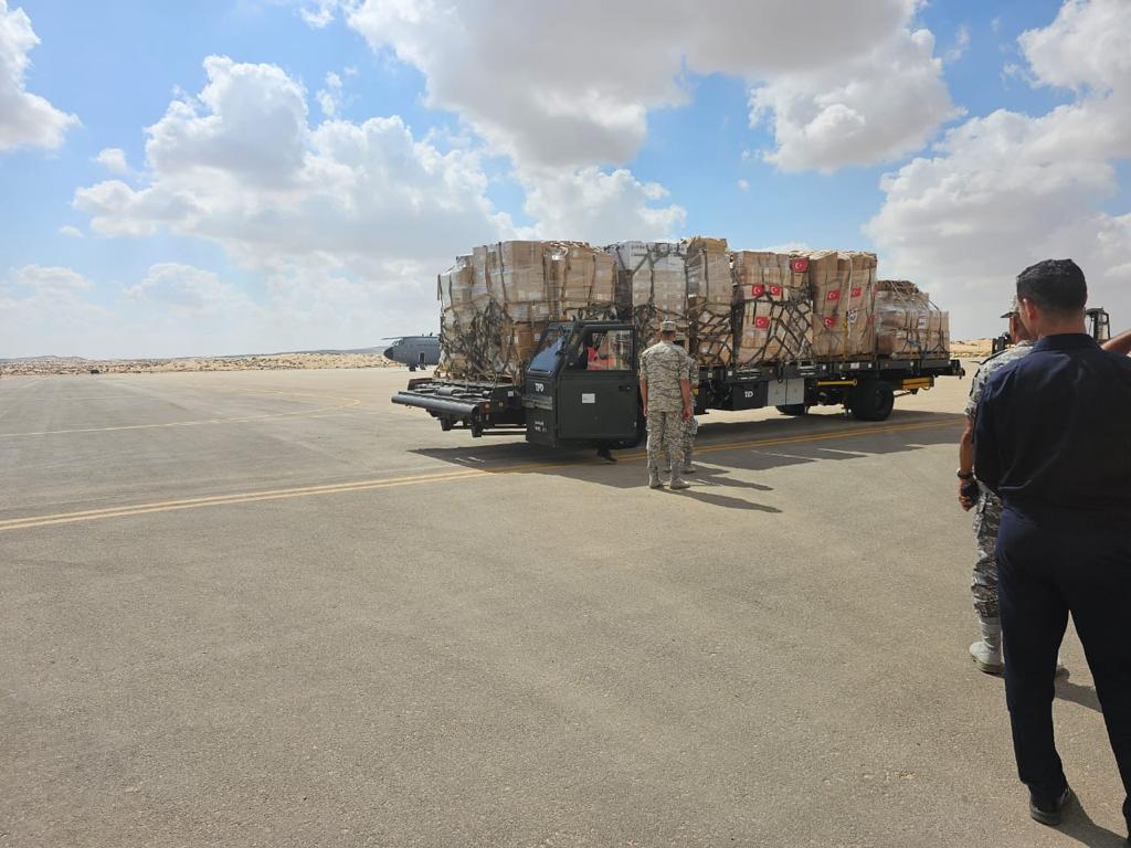 مطار العريش يستقبل 26 طن مساعدات إضافية للمحاصرين في غزة