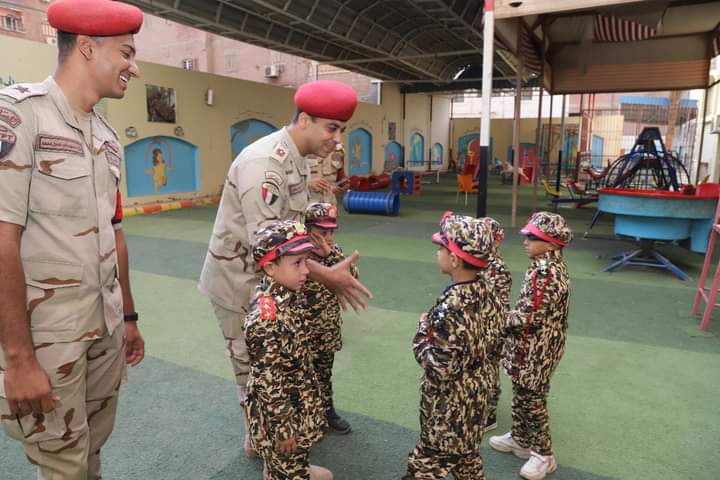 إحتفالاً بالذكرى الخمسين لإنتصارات أكتوبر المجيدة .. القوات المسلحة تكرم أبناء الشهداء ومصابى العمليات الحربية فى بداية العام الدراسى الجديد وتنظم عدداً من الزيارات المنزلية لأسرهم