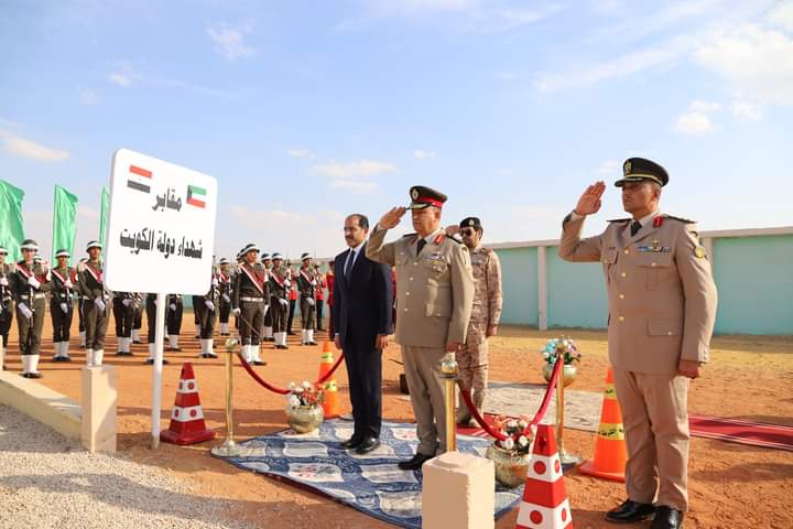 بمناسبة الإحتفال بالذكرى الـخمسين لإنتصارات أكتوبر المجيدة .. الوزير المفوض القائم بأعمال سفير الكويت بجمهورية مصر العربية يزور مقابر شهداء دولة الكويت