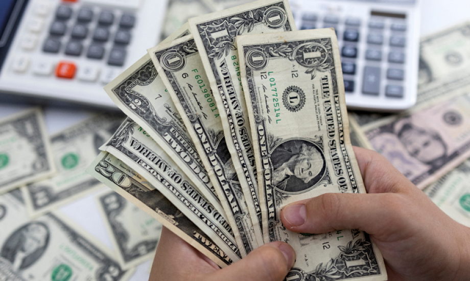 تعرف على أسباب استقرار العملة الأمريكية في البنوك