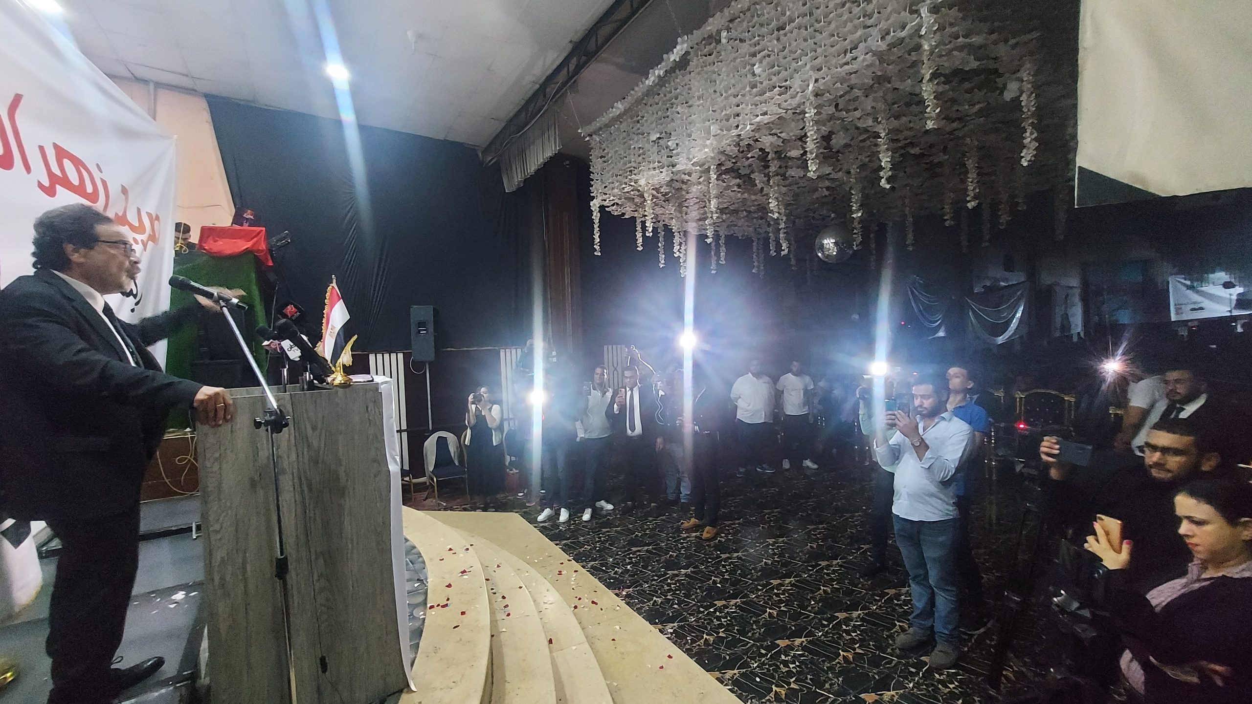 انقطاع الكهرباء على مقر المؤتمر الجماهيرى لفريد زهران المرشح الرئاسى