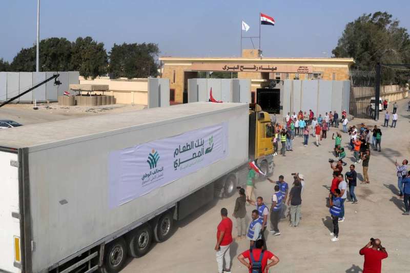 دخول 200 شاحنة مساعدات إلى غزة .. ووصول 20 مصابا إلى مصر للعلاج