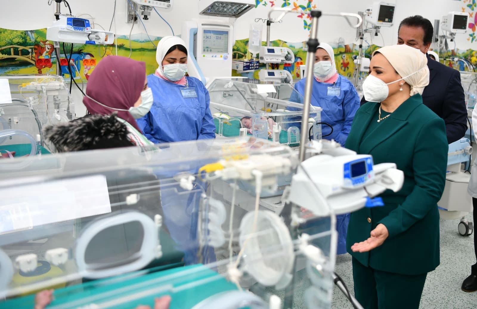 السيدة انتصار السيسي تزور أطفال فلسطينيين يعالجون في العاصمة الإدارية الجديدة
