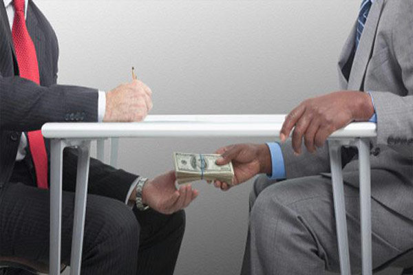 إحالة سكرتير نيابة ومحامٍ للجنايات بتهمة الاشتراك في استبدال حرز قضية مقابل 100 ألف جنيه رشوة