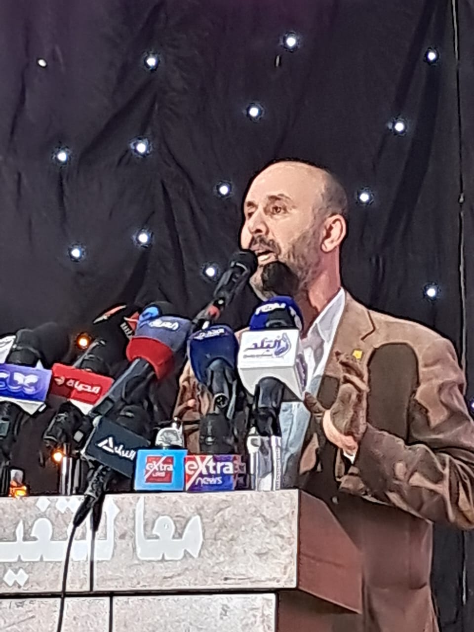 باسم كامل ساخراً : "أشكر الحكومة على نجاحها في تحقيق أولوياتها العظيمة"