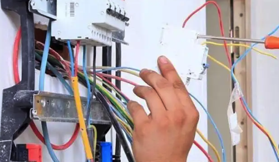 ضبط أكثر من 34 ألف قضية سرقة تيار كهربائي ومخالفات شروط التعاقد