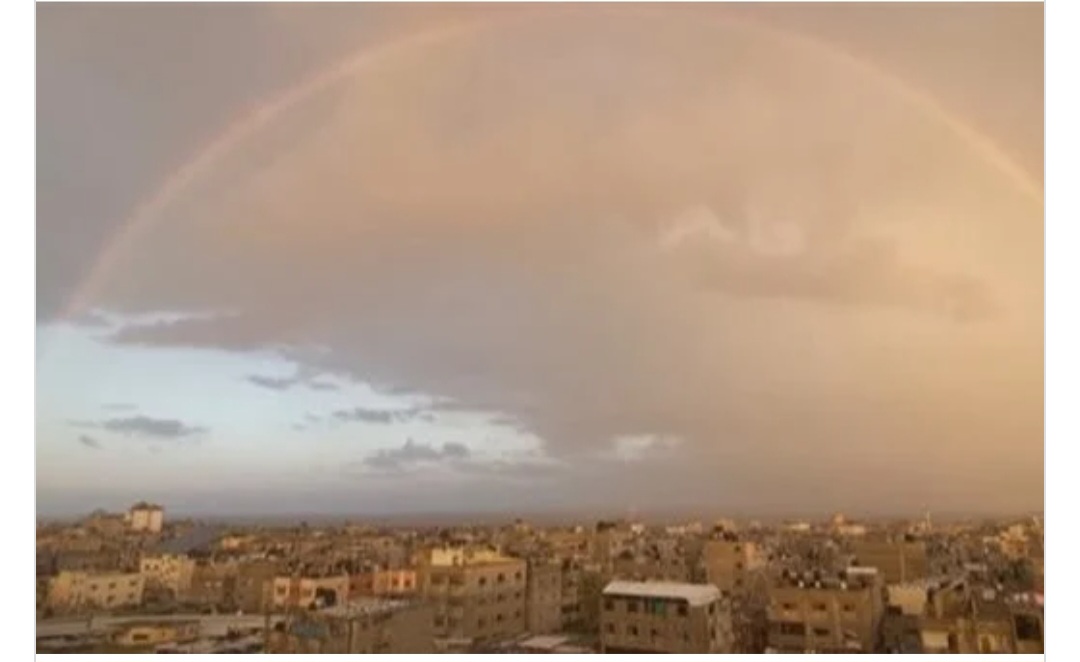 في اليوم الأربعين للحرب.. قوس قزح عملاق يظهر في سماء رفح