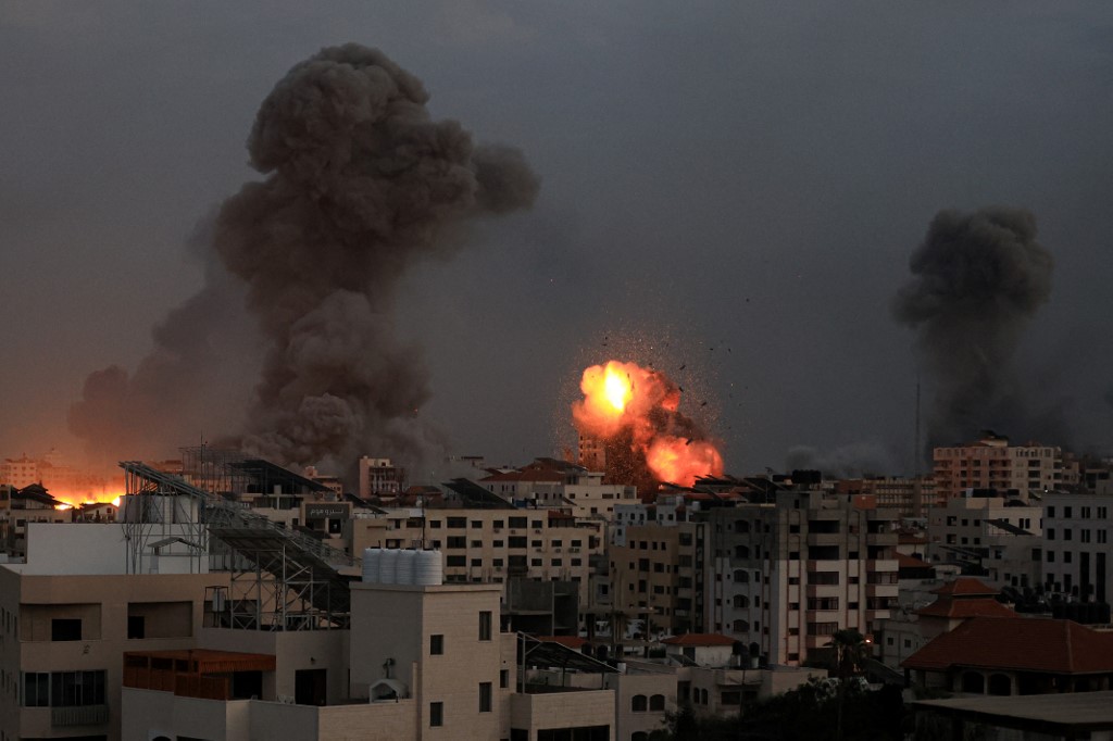 استشهاد 18 فلسطينيًا في قصف إسرائيلي على مُخيم النصيرات