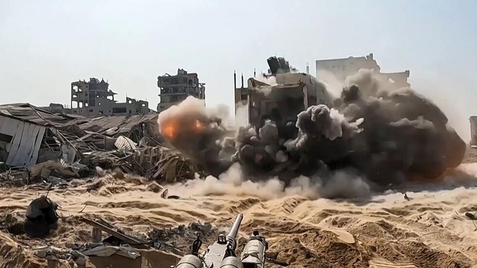قصف إسرائيلي عنيف على قطاع غزة يخلف أكثر من 100 قتيل