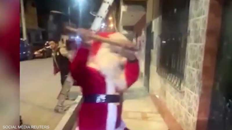 فيديو..شرطي متنكر بلباس سانتا كلوز يوقف مروجي مخدرات