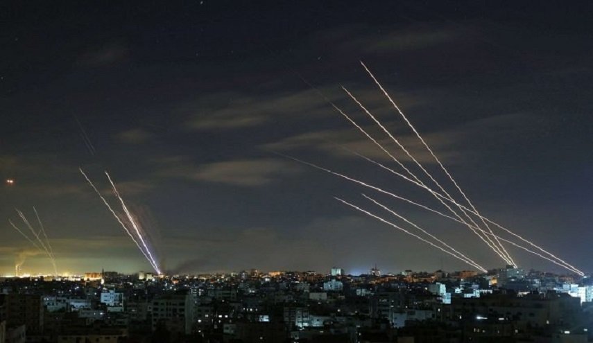 مصادر فلسطينية: المقاومة تطلق رشقة صاروخية تجاه مواقع إسرائيلية
