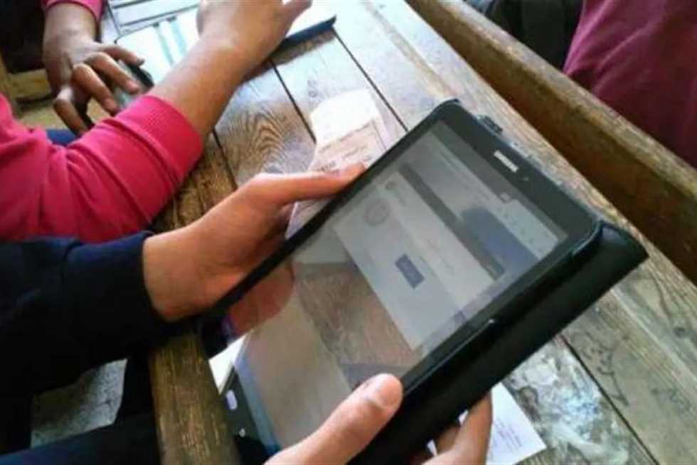 تعرف علي الأوراق المطلوبة والتأمين.. بدء تسليم أجهزة التابلت لطلاب أولى ثانوي