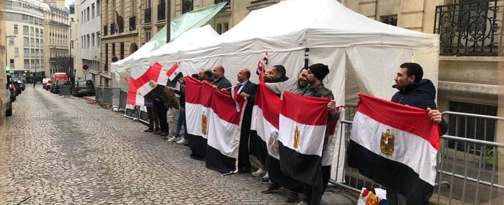 أعلام مصر ترفرف في شوارع باريس.. توافد أبناء الجالية المصرية في فرنسا للمشاركة في الانتخابات الرئاسية