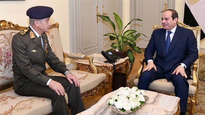 الرئيس عبد الفتاح السيسي يجتمع مع الفريق أول محمد زكي وزير الدفاع