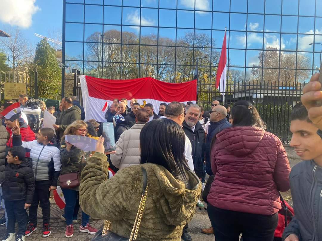 فى اليوم الأخير للانتخابات بالخارج .. علم مصر يزين آيادى المصريين بميلانو