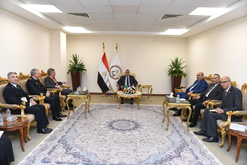 "وزير الدولة للإنتاج الحربي" يستقبل ممثلي "روس أوبورون" الروسية داخل جناح الوزارة في "EDEX 2023