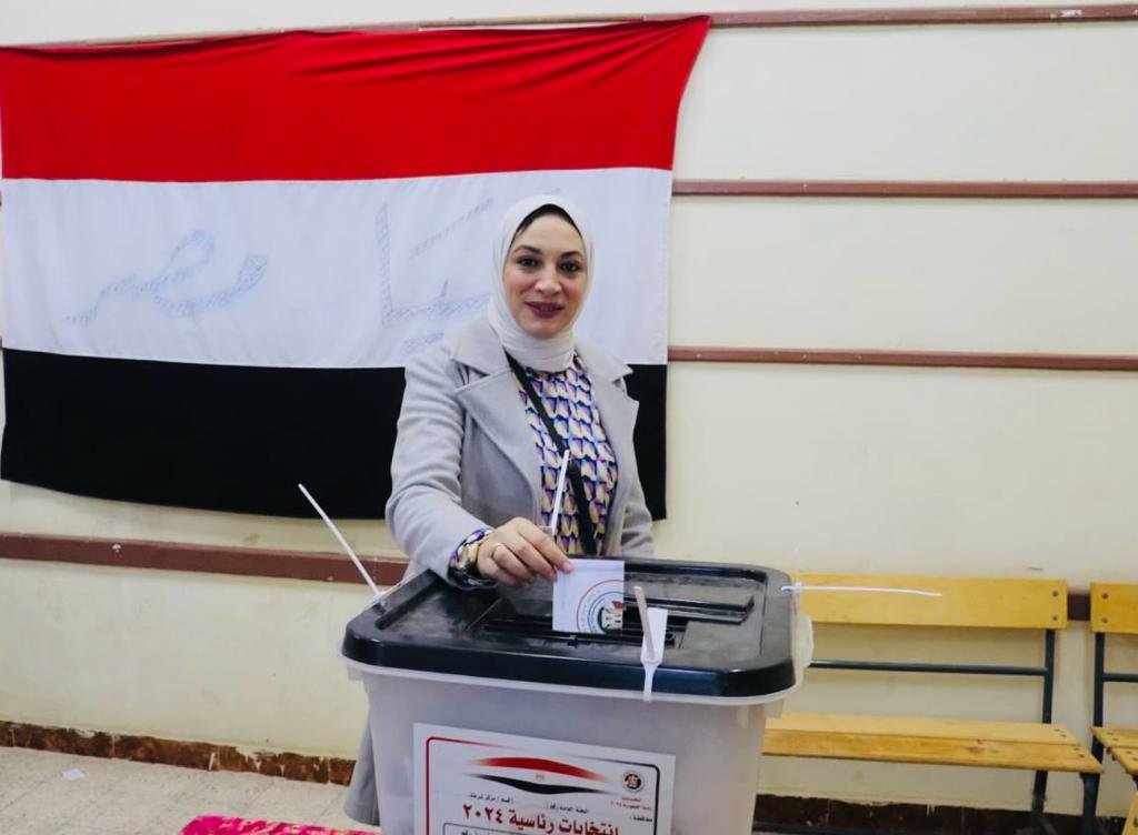دينا الرفاعي عضو اتحاد الكرة تدلي بصوتها الانتخابي وتؤكد مشهد يعكس عظمة المصريين