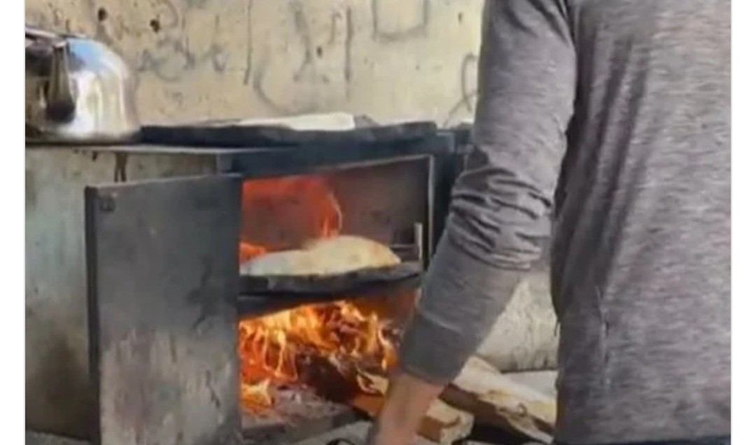 بعد إغلاق المخابز بسبب نقص الوقود.. الغزايون يبتكرون أفرانا للخبز
