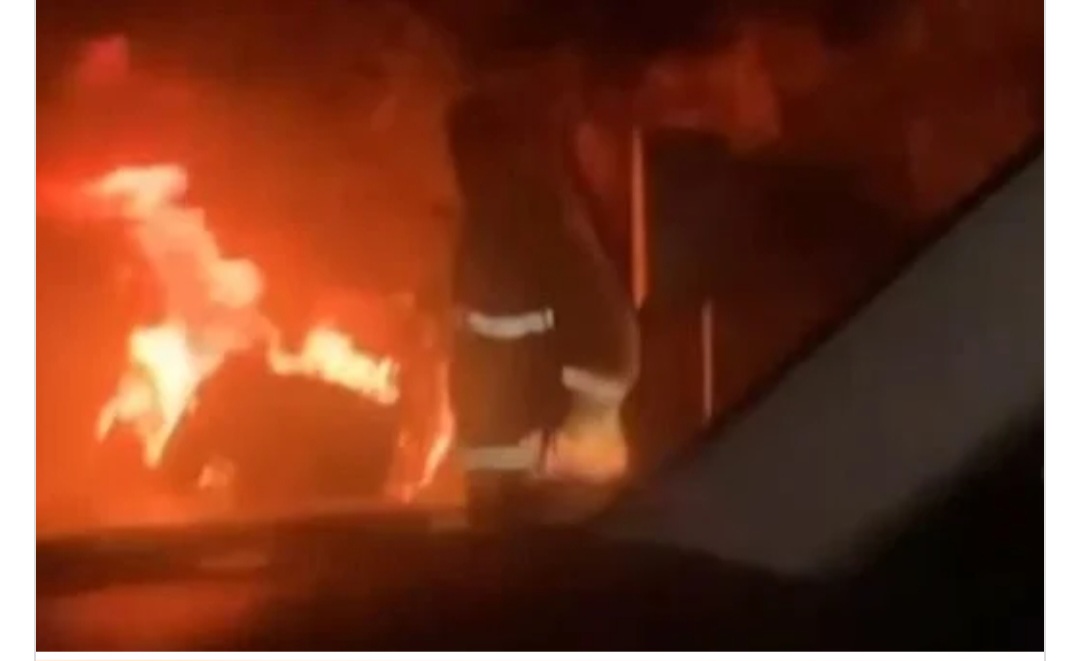 سيارته احترقت .. مطرب عربي شهير ينجو من حادث مروع