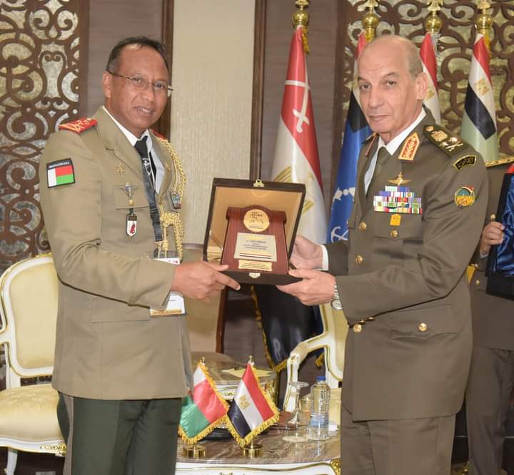 على هامش فعاليات المعرض الدولى الثالث للصناعات الدفاعية ( EDEX - 2023 ) الفريق أول محمد زكى القائد العام للقوات المسلحة وزير الدفاع والإنتاج الحربى يلتقى عدداً من قادة الوفود العسكرية