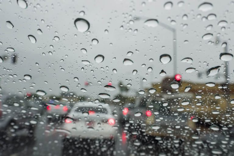 تجنبا للحوادث.. تعرف علي 7 نصائح لـ قائدي السيارات في المطر