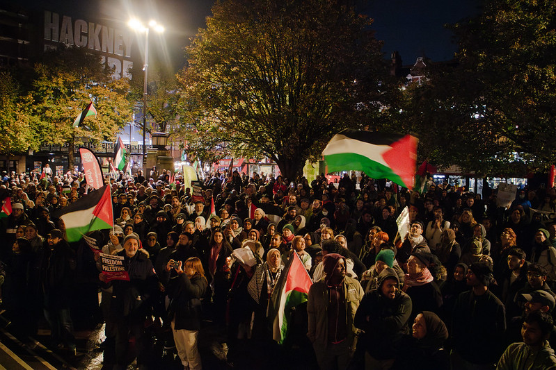 لندن تشتعل.. مُحتجون مُؤيدون لـ "فلسطين" يُغلقون طرقًا خارج البرلمان البريطاني