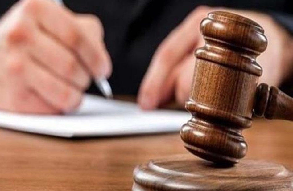 ماذا لو حكم على رجل وزوجته بالحبس ولديهما طفل؟.. القانون يجيب