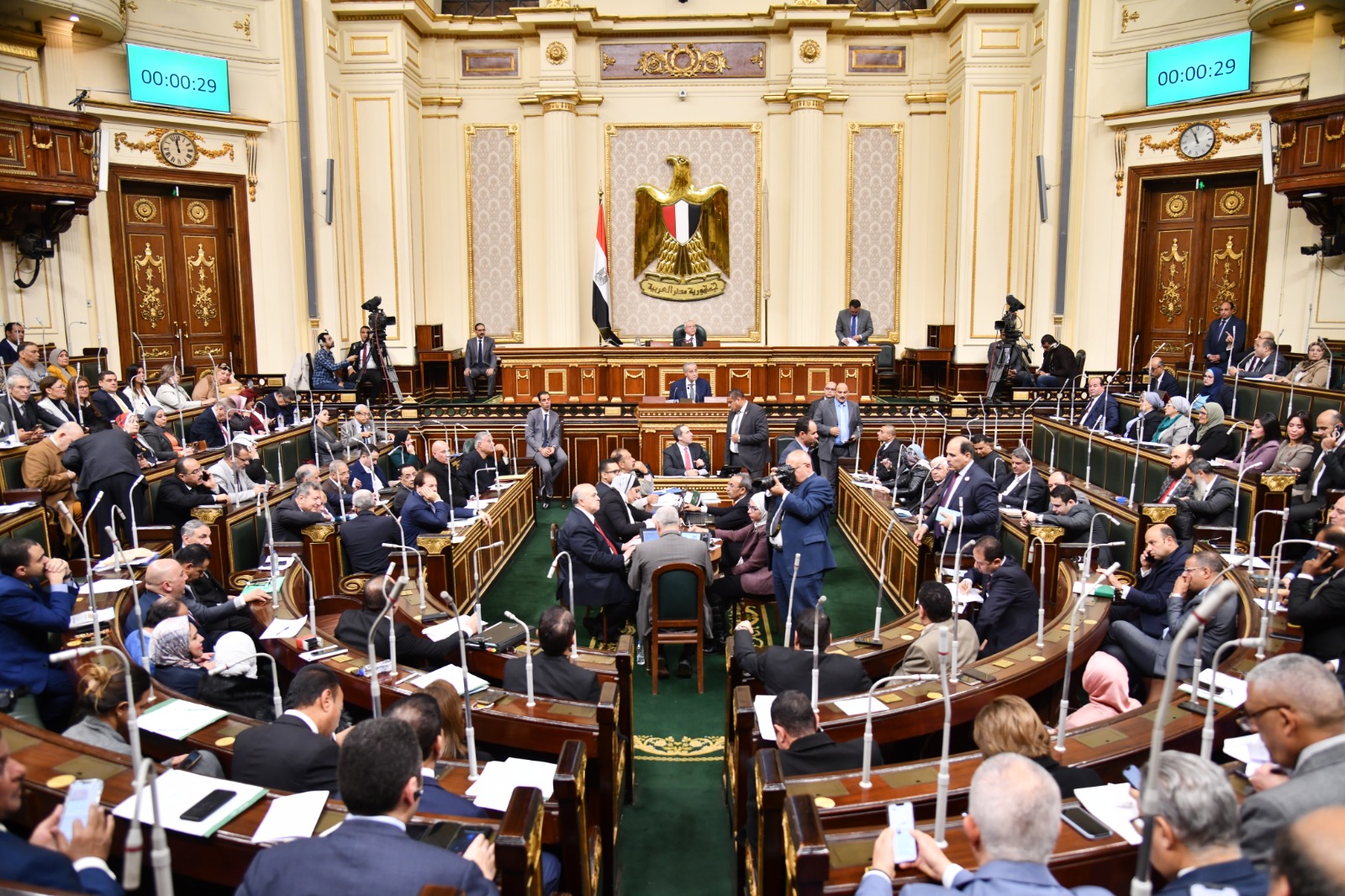 رئيس مجلس النواب يطالب وزير العدل بمراعاة المشاكل الدستورية الواردة في مشروعات القوانين المتعلقة بجذب الاستثمار