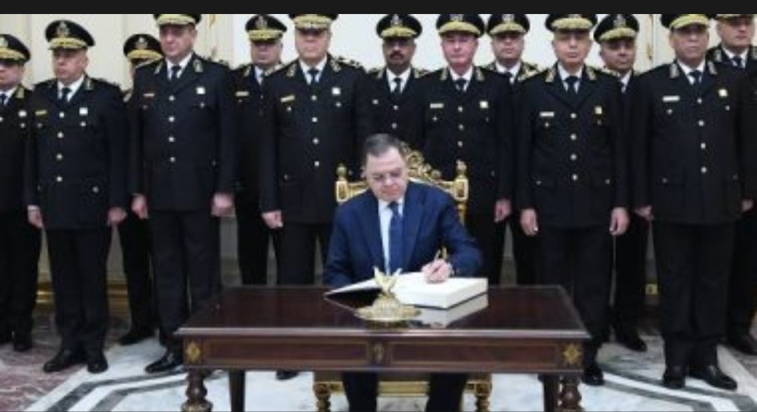وزير الداخلية للرئيس بمناسبة عيد الشرطة: رجالنا أكثر فداءً وأصدق وفاءً خلف قيادتكم