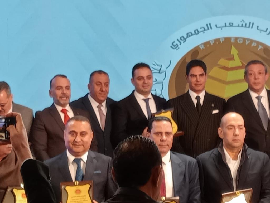 "حازم عمر" يكرم قيادات الشعب الجمهوري بالقاهرة