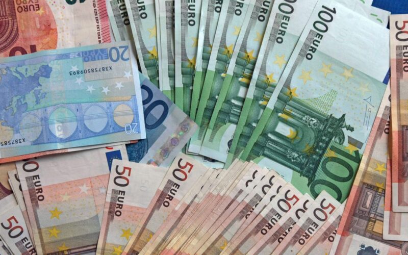 سعر اليورو أمام الجنيه المصري في تعاملات اليوم الأربعاء 31-1-2024