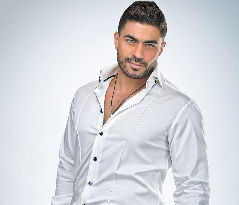 تضامنا مع والدته المصابة بالسرطان... خالد سليم يحلق شعره على الهواء