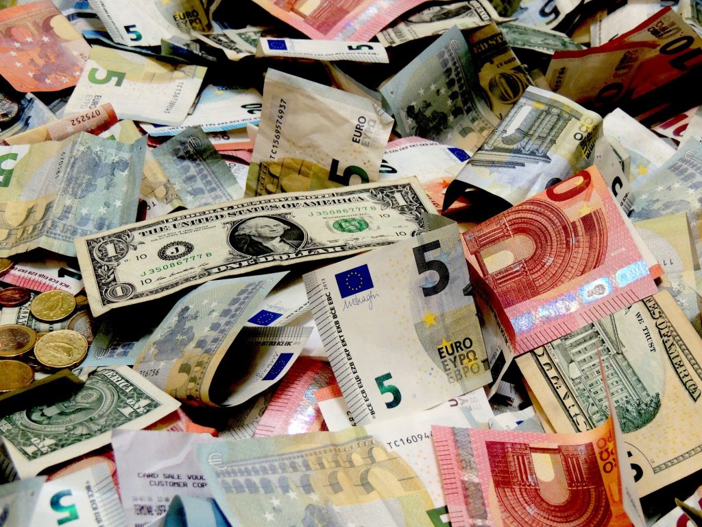 اسعار العملات أمام الجنيه المصري في تعاملات اليوم الإثنين 12-2-2024