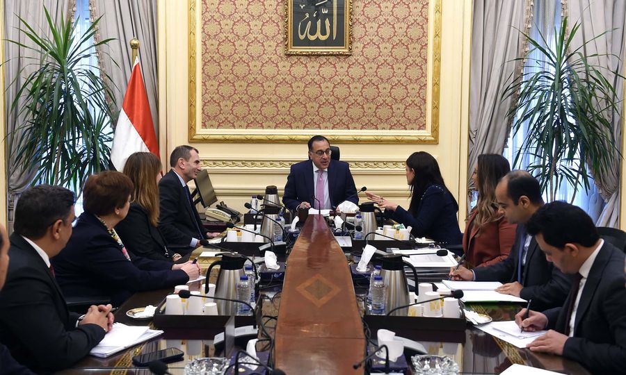 رئيس الوزراء يعقد اجتماعًا مع أعضاء مجلس إدارة البنك الأوروبي لإعادة الإعمار والتنمية