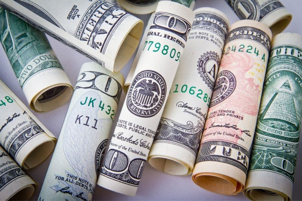 سعر الدولار أمام الجنيه المصري في تعاملات اليوم الإثنين 26-2-2024