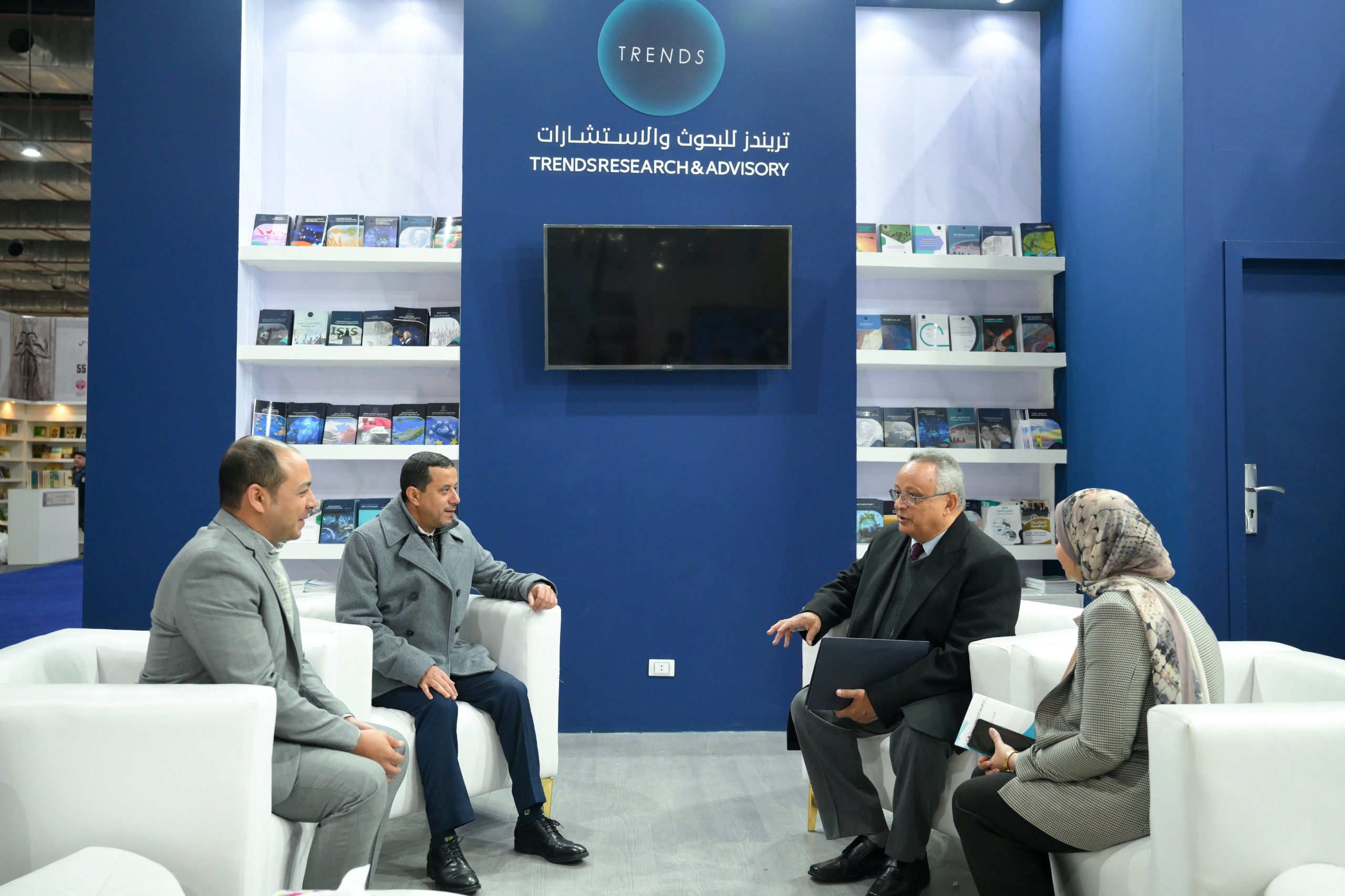 جناح «تريندز» في «القاهرة للكتاب» يجذب الأكاديميين والمفكرين بإصداراته العلمية وبحوثه النوعية