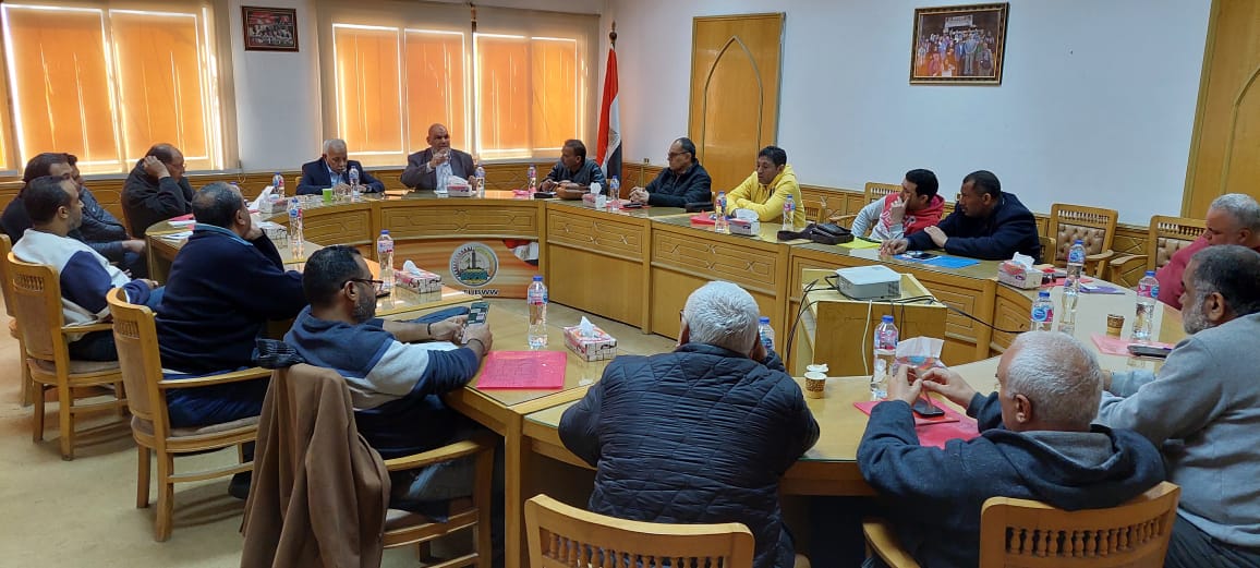 نقابة البناء والأخشاب تناقش الخدمات العمالية بشركات الأسمنت