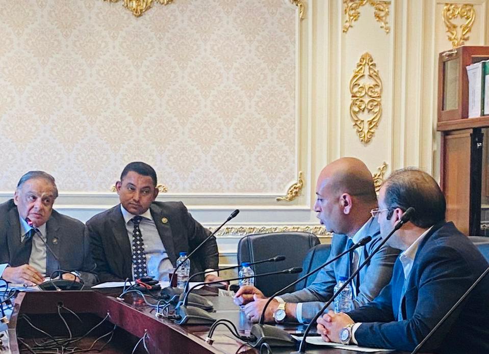 الحكومة تتعهد بتشغيل الشهر العقاري بمنطقة الأميرية خلال ثلاثة أسابيع