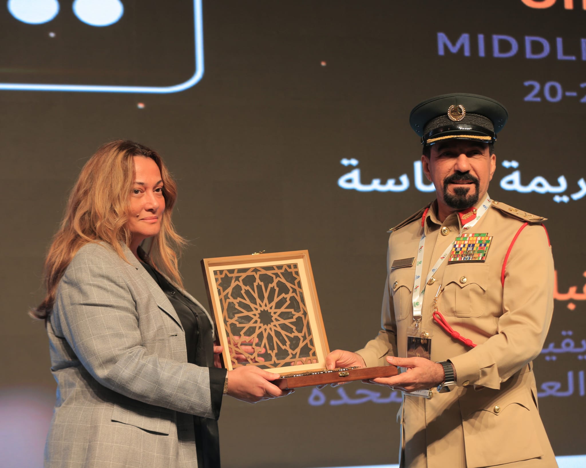 الريموني تكرم ضاحي خلفان على هامش مؤتمر دبي