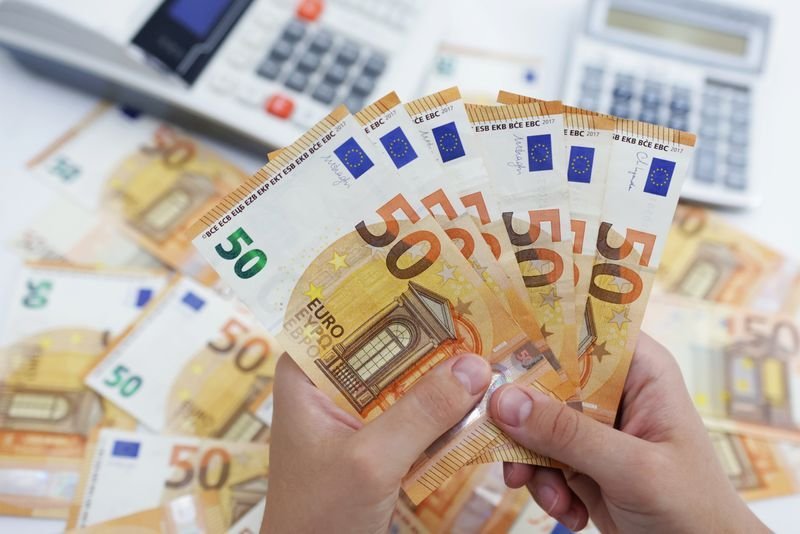 سعر اليورو أمام الجنيه المصري في تعاملات اليوم الخميس 8-2-2024
