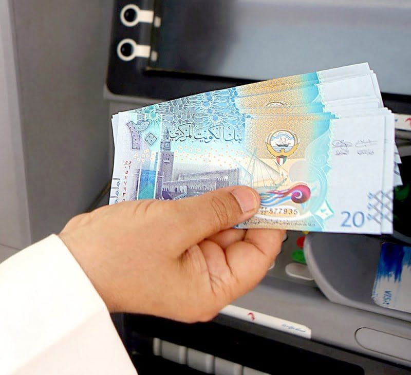 سعر الدينار الكويتي أمام الجنيه المصري في تعاملات اليوم الجمعة 9-2-2024