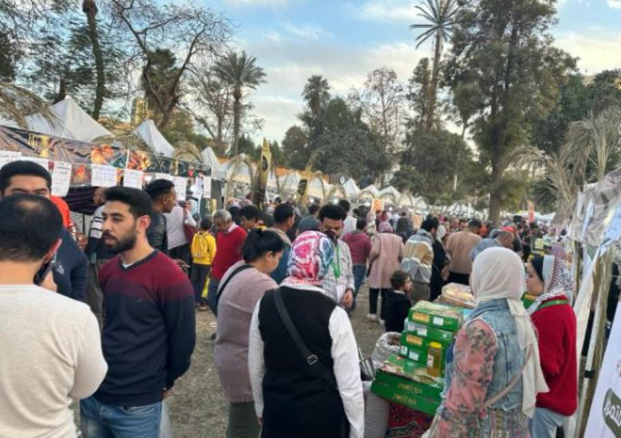 إقبال كبير من المواطنين على المهرجان الرابع للتمور لشراء احتياجات شهر رمضان